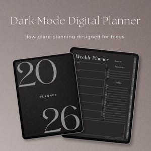 Può includere: Sono presentati due planner digitali, uno chiuso e uno aperto. Il planner chiuso è nero con i numeri "20" e "26" in bianco e la parola "PLANNER". Il planner aperto mostra un layout settimanale con sezioni per priorità e liste di cose da fare. Il testo in alto recita "Dark Mode Digital Planner".