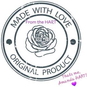 以下が含まれることがあります： 「MADE WITH LOVE ORIGINAL PRODUCT」の文字がバラのイラストを囲む円形のスタンプデザイン。「From the HART」と「Thats me, Amanda HART!」の文字も含まれています。