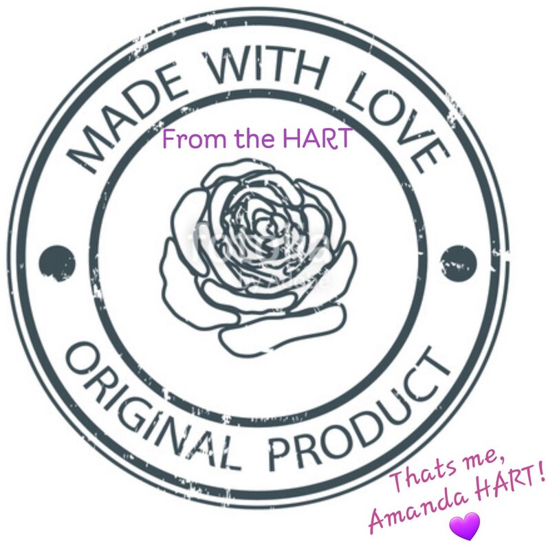 以下が含まれることがあります： 「MADE WITH LOVE ORIGINAL PRODUCT」の文字がバラのイラストを囲む円形のスタンプデザイン。「From the HART」と「Thats me, Amanda HART!」の文字も含まれています。