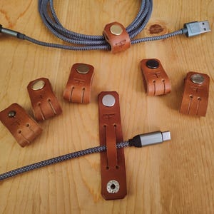 Organizador de cables USB de cuero