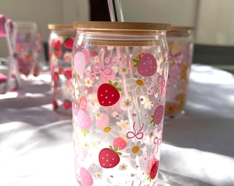 Acogedora taza de fresa con diseño floral femenino