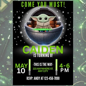 Peut inclure: Invitation noire avec un personnage extraterrestre vert dans une nacelle, avec le texte "COME YOU MUST!" et "CAIDEN IS TURNING 8!". L'invitation comprend la date, l'heure, l'adresse et les informations RSVP.