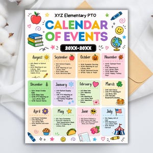 Pu&ograve; includere: Un calendario colorato degli eventi per l'XYZ Elementary PTO, con una griglia del calendario e gli elenchi degli eventi mensili. Il calendario include illustrazioni di una mela, libri, un mappamondo e altri elementi decorativi.