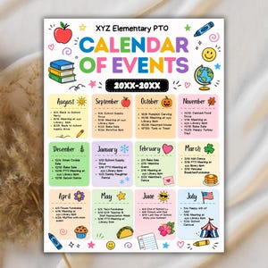 Pu&ograve; includere: Un calendario colorato degli eventi per XYZ Elementary PTO, da agosto a luglio. Il calendario presenta una variet&agrave; di icone e illustrazioni, tra cui una mela, libri, un globo e simboli stagionali. Il testo "CALENDAR OF EVENTS" &egrave; ben visibile.