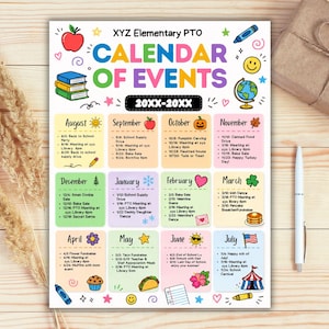 Pu&ograve; includere: Un calendario colorato degli eventi per XYZ Elementary PTO, con orari mensili da agosto a luglio. Il calendario include illustrazioni di una mela, libri, una matita, un mappamondo e altri elementi decorativi. Una penna e una confezione regalo sono sulla superficie di legno.