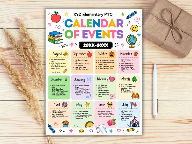 Pu&ograve; includere: Un calendario colorato degli eventi per XYZ Elementary PTO, con orari mensili da agosto a luglio. Il calendario include illustrazioni di una mela, libri, una matita, un mappamondo e altri elementi decorativi. Una penna e una confezione regalo sono sulla superficie di legno.