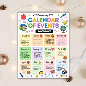 Pu&ograve; includere: Un calendario colorato degli eventi per XYZ Elementary PTO, con un layout a griglia con elenchi di eventi mensili da agosto a luglio. Il calendario include illustrazioni di una mela, libri e un mappamondo.