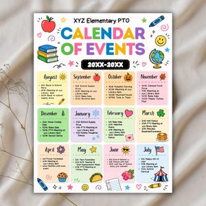 Pu&ograve; includere: Un calendario colorato degli eventi per XYZ Elementary PTO, con una griglia che mostra gli eventi mensili. Il calendario include illustrazioni di una mela, libri, un mappamondo e altri elementi decorativi.