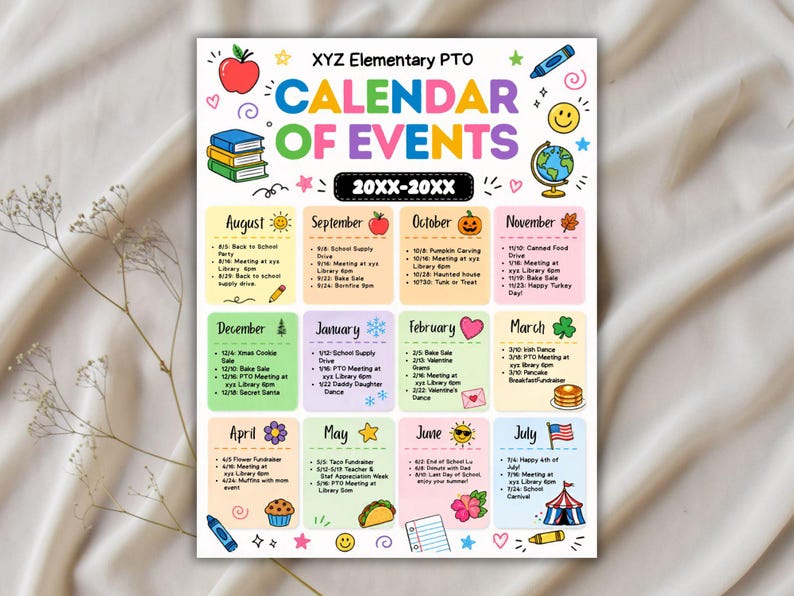 Pu&ograve; includere: Un calendario colorato degli eventi per XYZ Elementary PTO, con una griglia che mostra gli eventi mensili. Il calendario include illustrazioni di una mela, libri, un mappamondo e altri elementi decorativi.
