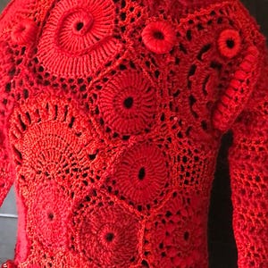 Czerwony sweter szydełkowy Freeform