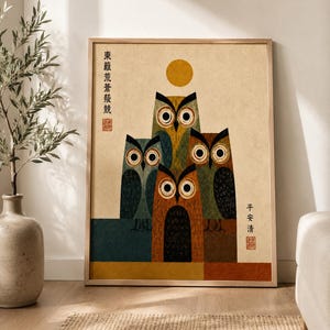 Puede incluir: Una lámina enmarcada con cuatro búhos estilizados en tonos azul, amarillo, naranja y verde, dispuestos bajo un círculo amarillo. La obra incluye texto japonés vertical en los lados izquierdo y derecho con sellos cuadrados rojos.