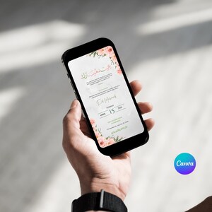 Puede incluir: Un tel&eacute;fono inteligente negro muestra una invitaci&oacute;n con adornos florales y escritura &aacute;rabe. La invitaci&oacute;n incluye la fecha 15 de abril de 2026. El logotipo de Canva es visible en la esquina inferior derecha.