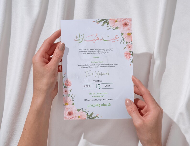 Puede incluir: Una tarjeta de invitaci&oacute;n blanca con detalles florales y escritura &aacute;rabe, sostenida por manos. La tarjeta dice "Eid Mubarak" e incluye detalles para una celebraci&oacute;n de Eid el 15 de abril de 2025, con una direcci&oacute;n.