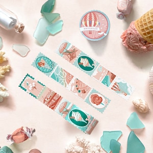Könnte beinhalten: Drei Rollen Washi-Tape mit Strandthema. Das Band zeigt Illustrationen von Eiswaffeln, Heißluftballons und Muscheln. Das Band befindet sich auf einem rosa Hintergrund mit Muscheln, Meerglas und anderen Stranddekorationen.