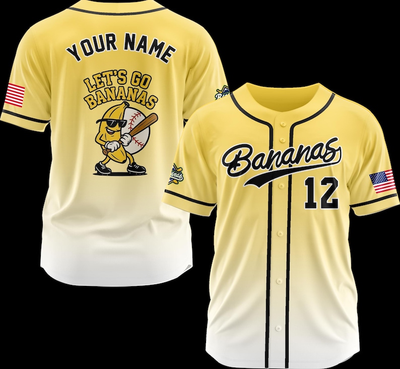 Puede incluir: Camiseta de b&eacute;isbol amarilla con ribete negro y la palabra "Bananas" en cursiva en el pecho. El n&uacute;mero "12" est&aacute; debajo de la palabra. La parte posterior de la camiseta tiene las palabras "Your Name" encima de "Let's Go Bananas" con un pl&aacute;tano de dibujos animados.