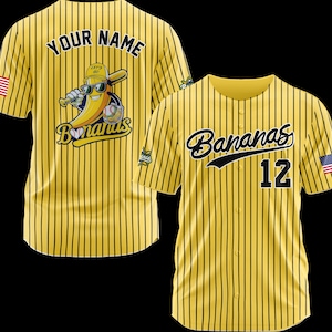 K&ouml;nnte beinhalten: Gelbes Baseball-Trikot mit schwarzen vertikalen Streifen. Das Trikot zeigt das Wort "Bananas" in Schrift, die Nummer 12 und einen amerikanischen Flaggenaufn&auml;her. Auf der R&uuml;ckseite des Trikots stehen die Worte "Your Name" und eine Cartoon-Banane.