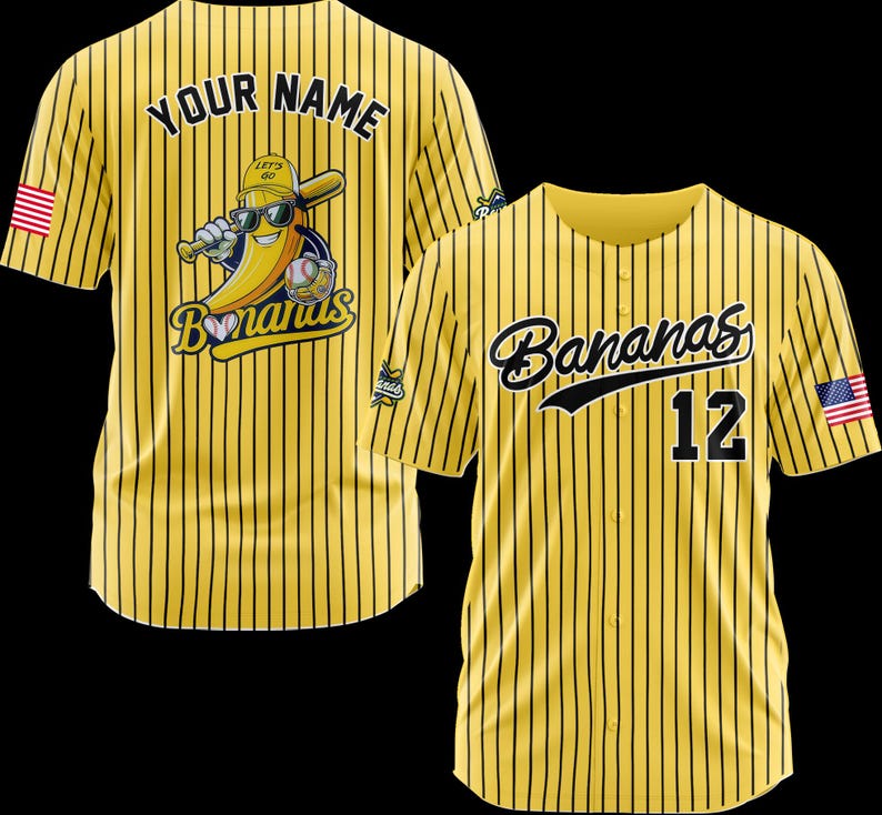 K&ouml;nnte beinhalten: Gelbes Baseball-Trikot mit schwarzen vertikalen Streifen. Das Trikot zeigt das Wort "Bananas" in Schrift, die Nummer 12 und einen amerikanischen Flaggenaufn&auml;her. Auf der R&uuml;ckseite des Trikots stehen die Worte "Your Name" und eine Cartoon-Banane.