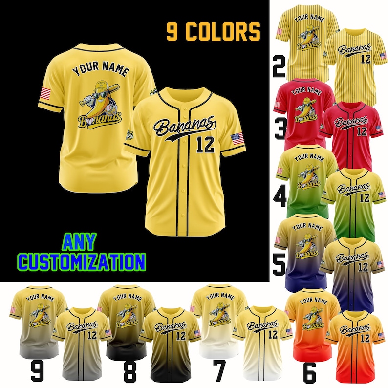 K&ouml;nnte beinhalten: Gelbes Baseball-Trikot mit schwarzen Akzenten, mit dem Text "Bananas 12" und einem Bananen-Charakter. Das Trikot hat eine Knopfleiste und wird mit anderen Farbvarianten gezeigt. Der Text "YOUR NAME" ist ebenfalls sichtbar.
