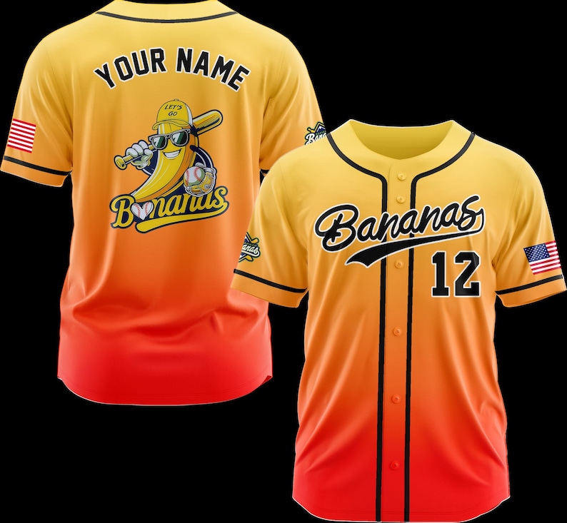K&ouml;nnte beinhalten: Zwei Baseball-Trikots mit gelb-orange-rotem Farbverlauf. Eines hat "YOUR NAME" auf dem R&uuml;cken und eine Bananenfigur mit Sonnenbrille und Baseballschl&auml;ger. Das andere hat "Bananas" und die Nummer "12". Beide haben die amerikanische Flagge.