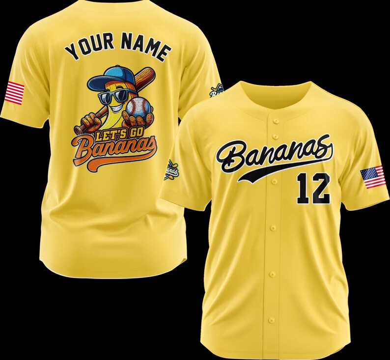 Puede incluir: Camiseta de b&eacute;isbol amarilla con la palabra "Bananas" en escritura negra y el n&uacute;mero 12. La camiseta tiene un parche de la bandera estadounidense en la manga. La parte posterior de la camisa tiene un pl&aacute;tano de dibujos animados con gafas de sol y una gorra de b&eacute;isbol, sosteniendo un bate y una pelota, con las palabras "Your Name" arriba y "Let's Go Bananas" abajo.