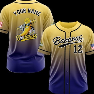 K&ouml;nnte beinhalten: Baseball-Trikot mit gelb-blauem Farbverlauf. Auf der Vorderseite steht in schwarzer Schrift "Bananas" und die Nummer "12". Auf der R&uuml;ckseite befindet sich eine Bananenfigur mit Sonnenbrille und Baseballschl&auml;ger. Auf dem &Auml;rmel ist eine amerikanische Flagge.