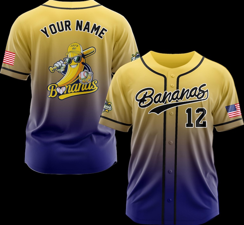 K&ouml;nnte beinhalten: Baseball-Trikot mit gelb-blauem Farbverlauf. Auf der Vorderseite steht in schwarzer Schrift "Bananas" und die Nummer "12". Auf der R&uuml;ckseite befindet sich eine Bananenfigur mit Sonnenbrille und Baseballschl&auml;ger. Auf dem &Auml;rmel ist eine amerikanische Flagge.