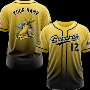 K&ouml;nnte beinhalten: Gelb-schwarzes Baseball-Trikot mit dem Wort "Bananas" in Schriftzug &uuml;ber der Brust und der Nummer 12. Auf der R&uuml;ckseite des Trikots steht "Your Name" &uuml;ber einer Comic-Banane mit Schl&auml;ger und Baseball.