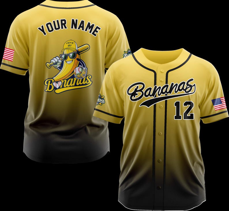 K&ouml;nnte beinhalten: Gelb-schwarzes Baseball-Trikot mit dem Wort "Bananas" in Schriftzug &uuml;ber der Brust und der Nummer 12. Auf der R&uuml;ckseite des Trikots steht "Your Name" &uuml;ber einer Comic-Banane mit Schl&auml;ger und Baseball.