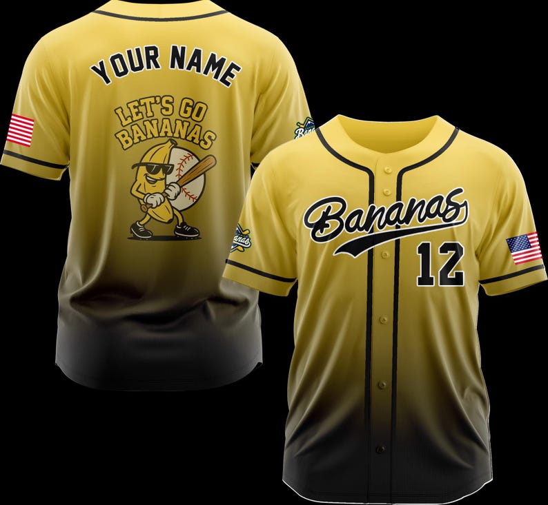 Puede incluir: Camiseta de b&eacute;isbol amarilla y negra con la palabra "Bananas" en escritura en el pecho y el n&uacute;mero 12. La camiseta tiene un dise&ntilde;o degradado y presenta un parche de la bandera estadounidense en la manga. La parte posterior de la camiseta dice "Your Name" y "Let's Go Bananas".