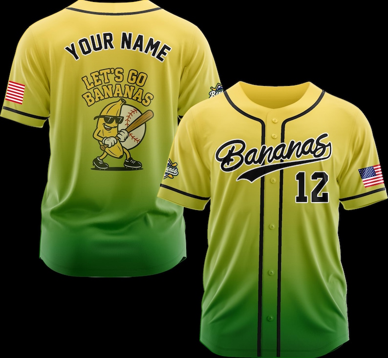 Puede incluir: Camiseta de b&eacute;isbol amarilla y verde con la palabra "Bananas" en escritura negra y el n&uacute;mero 12. La camiseta tiene ribetes negros y un parche de la bandera estadounidense. La parte posterior de la camiseta tiene el texto "Your Name" y un pl&aacute;tano de dibujos animados.