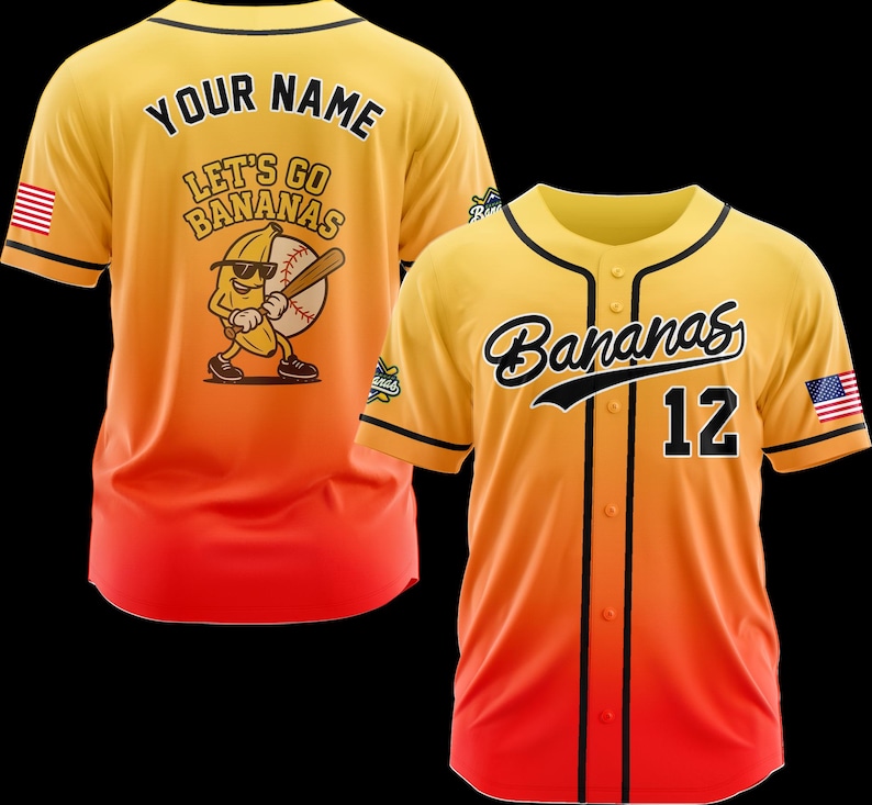 Puede incluir: Camiseta de b&eacute;isbol amarilla y naranja con la palabra "Bananas" en escritura negra y el n&uacute;mero "12". La camiseta tiene una parte delantera abotonada y un peque&ntilde;o parche de la bandera estadounidense en la manga. La parte trasera de la camiseta tiene las palabras "Your Name" y un pl&aacute;tano de dibujos animados.