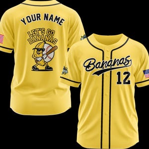 Puede incluir: Camiseta de b&eacute;isbol amarilla con ribetes y botones negros. La parte delantera presenta la palabra "Bananas" en cursiva y el n&uacute;mero "12". La parte trasera tiene "Your Name" encima de un pl&aacute;tano de dibujos animados jugando al b&eacute;isbol y el texto "Let's Go Bananas".