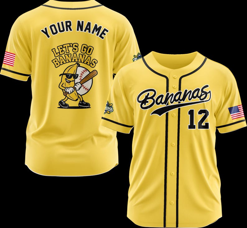 Puede incluir: Camiseta de b&eacute;isbol amarilla con ribetes y botones negros. La parte delantera presenta la palabra "Bananas" en cursiva y el n&uacute;mero "12". La parte trasera tiene "Your Name" encima de un pl&aacute;tano de dibujos animados jugando al b&eacute;isbol y el texto "Let's Go Bananas".