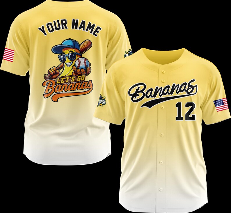 Puede incluir: Dos camisetas de b&eacute;isbol amarillas. Una presenta un personaje de pl&aacute;tano con gafas de sol, un bate de b&eacute;isbol y el texto "Let's Go Bananas". La otra camiseta tiene "Bananas" y el n&uacute;mero "12" en la parte delantera. Ambas tienen una bandera estadounidense.
