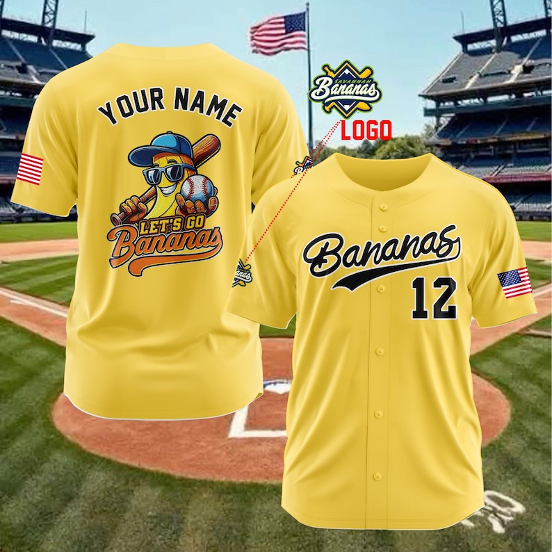 Puede incluir: Camiseta de b&eacute;isbol amarilla con la palabra "Bananas" en escritura negra y el n&uacute;mero 12. Un parche de la bandera estadounidense est&aacute; en la manga. La parte posterior de la camiseta tiene "Your Name" encima de un personaje de pl&aacute;tano de dibujos animados con un bate y una pelota de b&eacute;isbol.