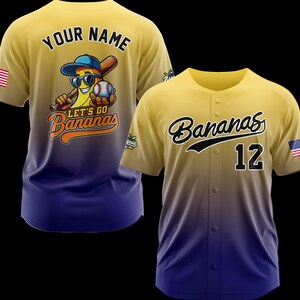 Puede incluir: Dos camisetas de b&eacute;isbol. Una camiseta tiene un degradado amarillo y azul con el texto "YOUR NAME" en la espalda y un personaje de pl&aacute;tano con gafas de sol. La otra camiseta es amarilla y azul con la palabra "Bananas" y el n&uacute;mero "12".