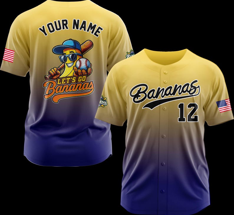 Puede incluir: Dos camisetas de b&eacute;isbol. Una camiseta tiene un degradado amarillo y azul con el texto "YOUR NAME" en la espalda y un personaje de pl&aacute;tano con gafas de sol. La otra camiseta es amarilla y azul con la palabra "Bananas" y el n&uacute;mero "12".