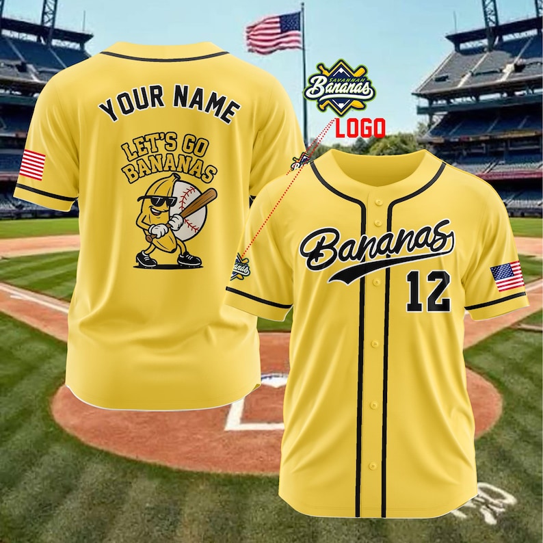 Puede incluir: Camiseta de b&eacute;isbol amarilla con ribete negro, la palabra "Bananas" en cursiva y el n&uacute;mero 12. La camiseta tiene un parche de la bandera estadounidense en la manga. La parte posterior de la camiseta dice "Your Name" y "Let's Go Bananas" con un dibujo de pl&aacute;tano.