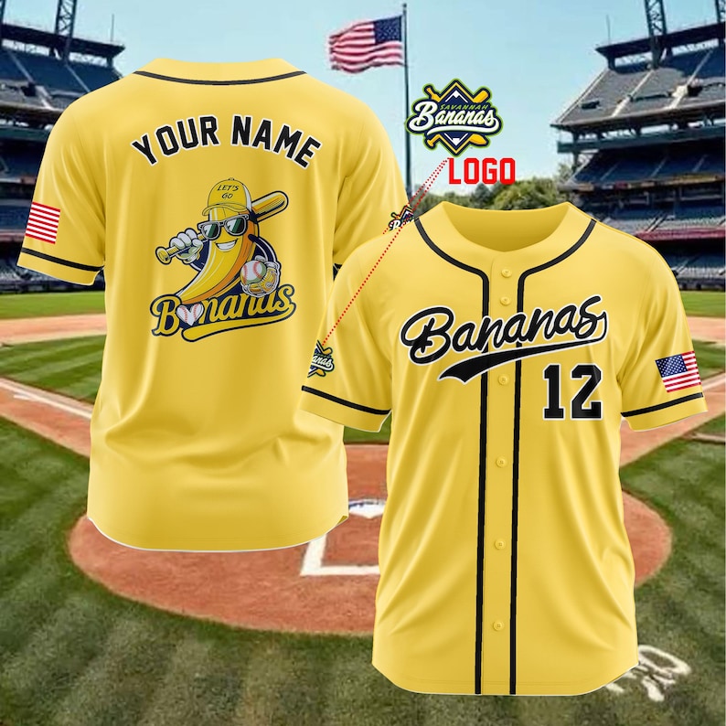 K&ouml;nnte beinhalten: Gelbes Baseball-Trikot mit schwarzem Besatz und dem Wort "Bananas" in Schreibschrift. Die Nummer "12" befindet sich auf der Vorderseite. Auf der R&uuml;ckseite des Trikots stehen die Worte "Your Name" &uuml;ber einer Bananenfigur mit einem Baseballschl&auml;ger. Ein amerikanischer Flaggenaufn&auml;her befindet sich auf dem &Auml;rmel.