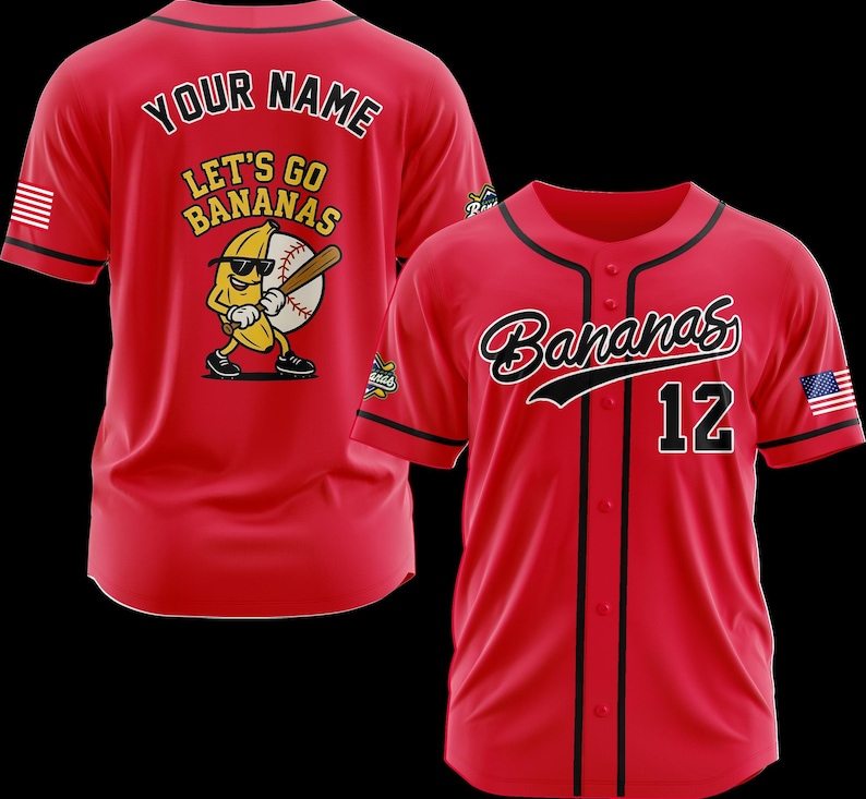 Puede incluir: Dos camisetas de b&eacute;isbol rojas. Una camiseta tiene "YOUR NAME" encima de "LET'S GO BANANAS" con un personaje de pl&aacute;tano sosteniendo un bate. La otra camiseta tiene "Bananas" y el n&uacute;mero "12" en la parte delantera.