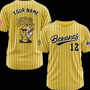 Puede incluir: Camiseta de b&eacute;isbol amarilla con rayas verticales negras. La camiseta presenta la palabra "Bananas" en cursiva, el n&uacute;mero "12" y un parche de la bandera estadounidense. La parte posterior de la camiseta tiene el texto "YOUR NAME" y un pl&aacute;tano de dibujos animados jugando al b&eacute;isbol.