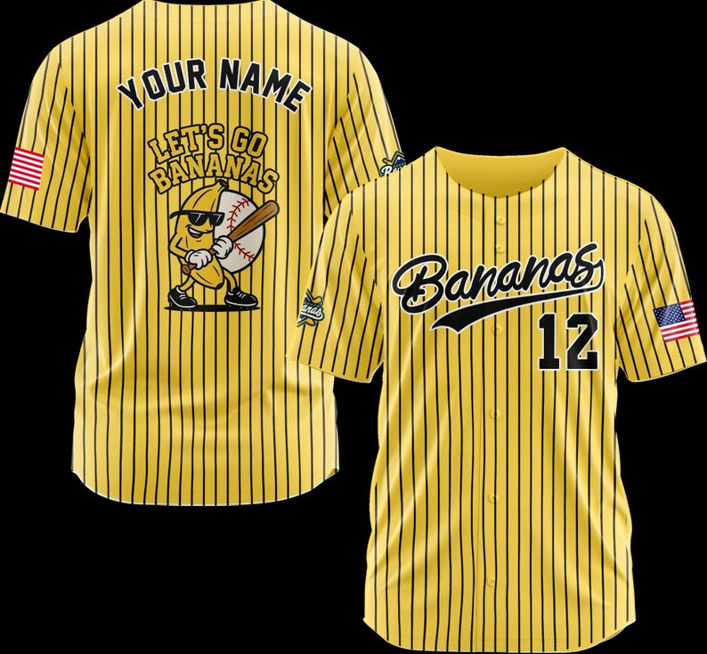 Puede incluir: Camiseta de b&eacute;isbol amarilla con rayas verticales negras. La camiseta presenta la palabra "Bananas" en cursiva, el n&uacute;mero "12" y un parche de la bandera estadounidense. La parte posterior de la camiseta tiene el texto "YOUR NAME" y un pl&aacute;tano de dibujos animados jugando al b&eacute;isbol.