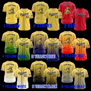 K&ouml;nnte beinhalten: Eine Sammlung von Baseball-Trikots in verschiedenen Farben, darunter Gelb, Rot und Gr&uuml;n. Jedes Trikot zeigt den Text "Bananas 12" und "YOUR NAME". Die Trikots haben eine Baseballschl&auml;ger- und Bananen-Grafik.