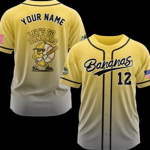 Puede incluir: Camiseta de b&eacute;isbol amarilla con ribete negro y la palabra "Bananas" en cursiva. El n&uacute;mero 12 est&aacute; en la parte delantera. La parte trasera tiene "Your Name" encima de "Let's Go Bananas" con un personaje de dibujos animados de pl&aacute;tano. Parches de la bandera estadounidense en las mangas.