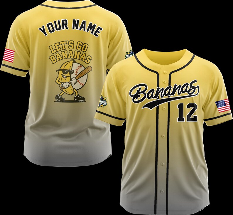 Puede incluir: Camiseta de b&eacute;isbol amarilla con ribete negro y la palabra "Bananas" en cursiva. El n&uacute;mero 12 est&aacute; en la parte delantera. La parte trasera tiene "Your Name" encima de "Let's Go Bananas" con un personaje de dibujos animados de pl&aacute;tano. Parches de la bandera estadounidense en las mangas.