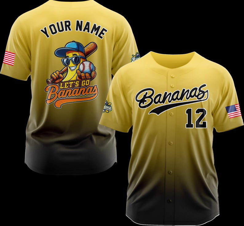 Puede incluir: Dos camisetas de b&eacute;isbol amarillas. Una presenta un personaje de pl&aacute;tano con gafas de sol, un bate de b&eacute;isbol y el texto "Let's Go Bananas". La otra camiseta tiene "Bananas" en escritura y el n&uacute;mero 12. Ambas tienen la bandera americana.