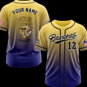 Puede incluir: Camiseta de b&eacute;isbol amarilla y azul con la palabra "Bananas" en escritura negra en el pecho y el n&uacute;mero "12". La parte posterior de la camiseta tiene las palabras "Your Name" encima de un personaje de pl&aacute;tano de dibujos animados.