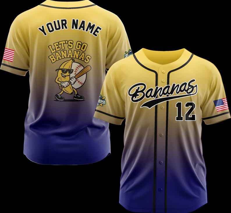 Puede incluir: Camiseta de b&eacute;isbol amarilla y azul con la palabra "Bananas" en escritura negra en el pecho y el n&uacute;mero "12". La parte posterior de la camiseta tiene las palabras "Your Name" encima de un personaje de pl&aacute;tano de dibujos animados.