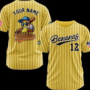 Puede incluir: Camiseta de b&eacute;isbol amarilla con rayas verticales negras. La camiseta presenta la palabra "Bananas" en escritura cursiva, el n&uacute;mero 12 y un parche de la bandera estadounidense. La parte trasera tiene un personaje de pl&aacute;tano de dibujos animados con gafas de sol y un bate de b&eacute;isbol, y las palabras "Your Name" y "Let's Go Bananas".