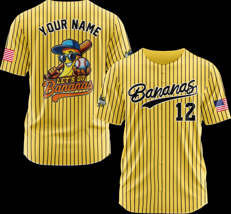 Puede incluir: Camiseta de b&eacute;isbol amarilla con rayas verticales negras. La camiseta presenta la palabra "Bananas" en escritura cursiva, el n&uacute;mero 12 y un parche de la bandera estadounidense. La parte trasera tiene un personaje de pl&aacute;tano de dibujos animados con gafas de sol y un bate de b&eacute;isbol, y las palabras "Your Name" y "Let's Go Bananas".